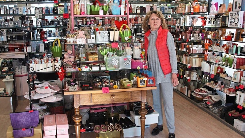 Renate Breitmoser bleibt mit ihrer Parfümerie der Innenstadt treu. Sie zieht Mitte Mai gegenüber in die ehemalige Alruna-Apotheke ein.