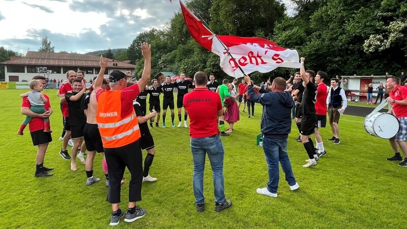 Nach dem 4:0-Erfolg im Rückspiel gegen den FC Künzing Partie feierten die "Osserbuam" mit ihren Fans ausgelassen den Klassenerhalt.
