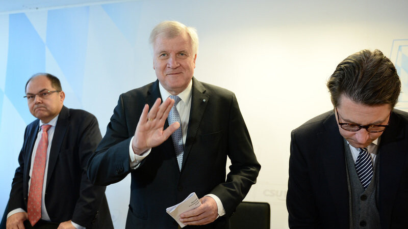 Der bayerische Ministerpräsident und CSU-Vorsitzende Horst Seehofer (M) steht am 02.11.2015 zu Beginn einer CSU-Vorstandssitzung in München (Bayern) zwischen dem stellvertretenden Parteivorsitzenden, Bundeslandwirtschaftsminister Christian Schmidt (l), und CSU-Generalsekretär Andreas Scheuer und winkt einem der Anwesenden zu.