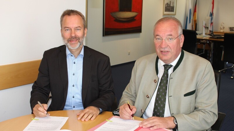 Landrat Franz Löffler und Wolfgang Pollety bei der Unterzeichnung der Tarifkooperation.