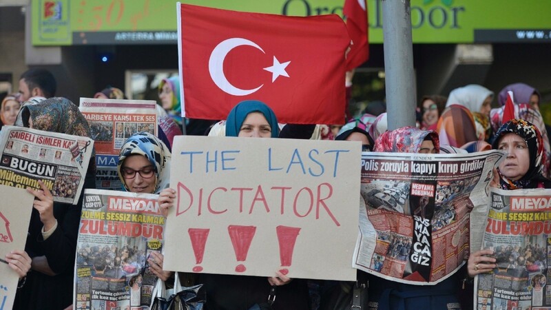 Human Rights Watch verurteilte das Vorgehen der türkischen Behörden als ungewöhnliche Maßnahme, um kritische Medien zum Schweigen zu bringen.