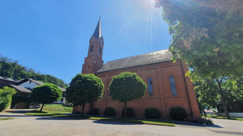 Geweiht ist die Pfarrkirche Mariä Himmelfahrt der Jungfrau Maria. Erbaut wurde der neugotische Blankziegelbau von Mathias Dendl in den Jahren 1865-67.