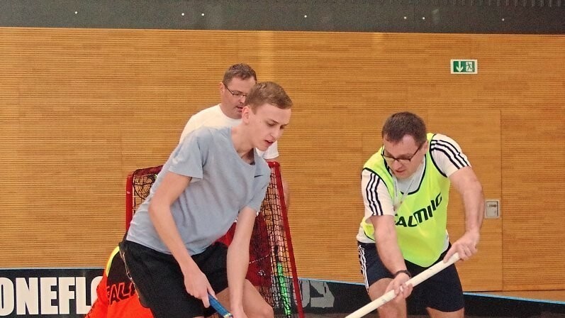 Bernhard Meyritz (rechts, in Gelb) brachte den Floorballsport nach Wörth. Mit der Entwicklung der Abteilung ist er sehr zufrieden.