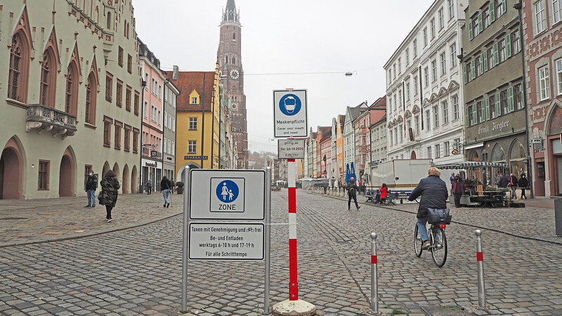 Direkt vor dem Rathaus ist die Fußgängerzone; seit Samstag gilt hier die Maskenpflicht auch im Freien. Die "Masken-Zone" erstreckt sich über die Alt- und Neustadt samt Isarpromenade und Postplatz.
