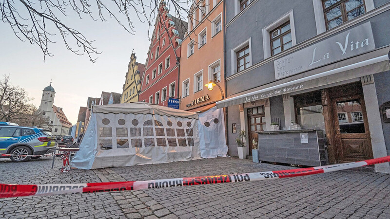 Die Polizei hat das Lokal in der Innenstadt von Weiden abgesperrt.