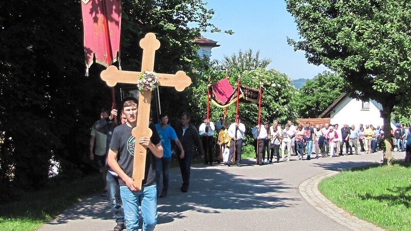 Mit einer Prozession zu Ehren der Heiligsten Dreifaltigkeit zogen die Gläubigen zum Anwesen Johann Heuberger, wo ein Altar aufgesucht wurde.