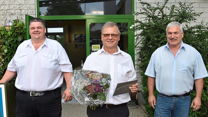 Bürgermeister Michael Krumbucher (links) und zweiter Bürgermeister Edwin Lambert (rechts) überreichten Altbürgermeister Konrad Schickaneder bei der Verabschiedung im Rahmen der Gemeinderatssitzung ein Geschenk.