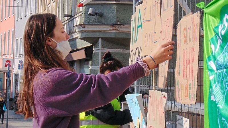 "Wir hätten nicht gedacht, dass sich so viele an unserer Aktion beteiligen." Rosalie Straßer hängt die Klimaplakate auf.