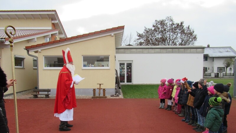 Der heilige Nikolaus hatte viel Gutes zu berichten über die Kindergartenkinder der BMW Strolche.