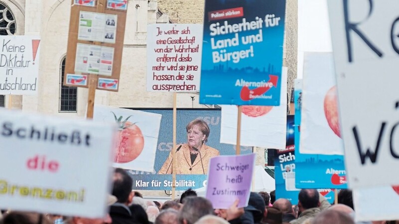 Feindbilder: Merkel und Flüchtlinge. Damit macht die AfD Wahlkampf. Heute genau so wie hier bei einem Wahlkampfauftritt der Bund