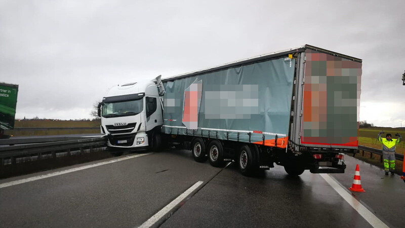 Die A3 zwischen Nittendorf und Laaber war am Dienstag wegen eines Lastwagen-Unfalls stundenlang gesperrt.