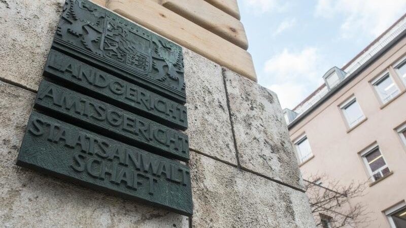 "Landgericht, Amtsgericht, Staatsanwaltschaft" steht auf einer Tafel am Justizgebäude.