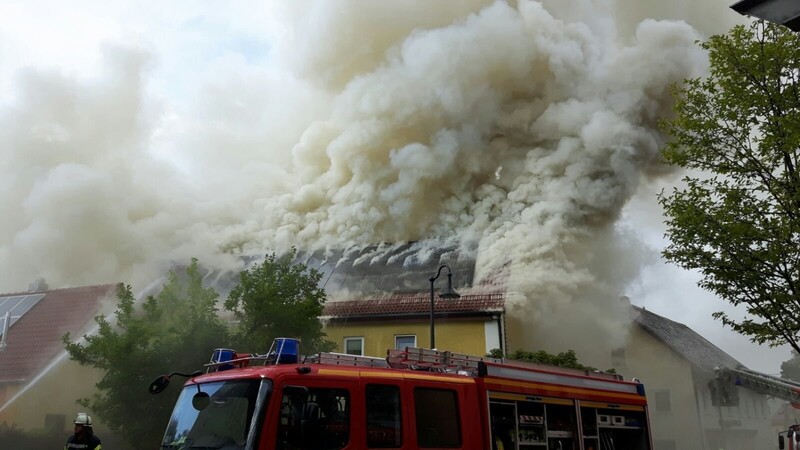 Feuerwehreinsatz in Rottenburg: In der Landshuter Straße ging der Dachstuhl eines Hauses in Flammen auf.