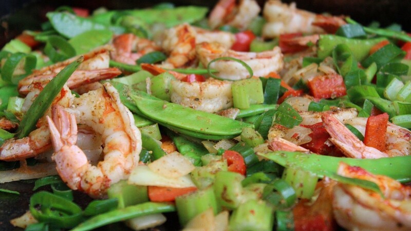 So sehen die fertig zubereiteten Cajun-Shrimps aus. Beim Kauf von Shrimps sollte man darauf achten, dass es sich dabei um Wildfang oder Produkte mit Biosiegel bzw. MSC-Zertifikat handelt.