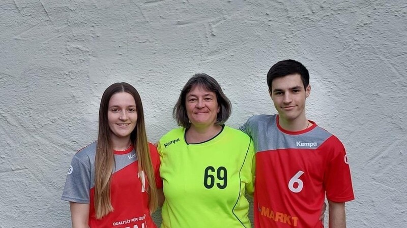 Beate Rudolphi (Bildmitte) hat auch ihre Kinder Lisa und Thomas mit dem "Handballvirus infiziert".