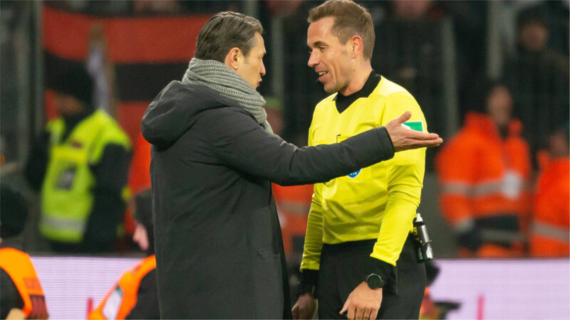 Redebedarf: Bayern-Trainer Niko Kovac (li.) und Schiedsrichter Tobias Stieler.