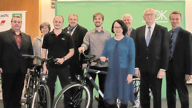 Bei der "Aktion mit dem Rad zur Arbeit" wurden die Hauptpreise, zwei E-Bikes, im Beisein von Bürgermeisterin Gertrud Maltz-Schwarzfischer und Richard Deml, Direktor der AOK Regensburg, übergeben.
