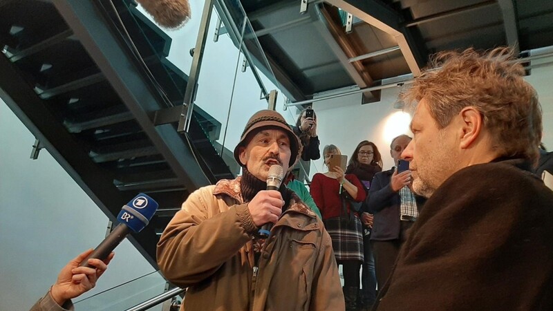 Grünen-Chef Robert Habeck (r.) sucht in Landshut das Gespräch mit den protestierenden Bauern.