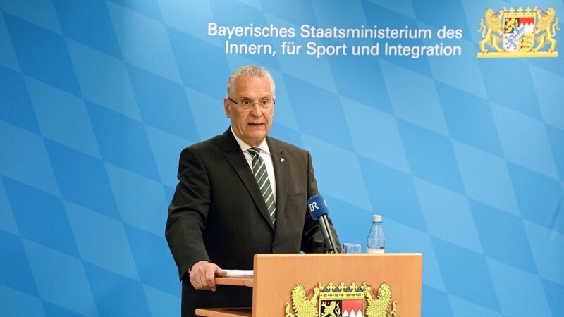 Bayerns Innenminister Joachim Herrmann (CSU) spricht.