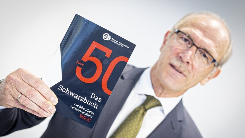 Bernhard Zentgraf, Vorsitzender des Bundes der Steuerzahler Niedersachsen und Bremen, stellt "Das Schwarzbuch - Die öffentliche Verschwendung" vor.