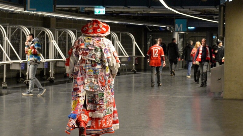 Kein kluges Outfit für eine Reise nach Belgrad. Aber auch einzelne Schals, Kutten oder sonstige Fan-Utensilien sollten Bayern-Fans nicht offen zur Schau stellen. (Symbolbild)