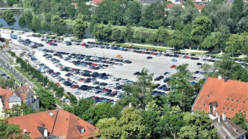 Auf der Grieserwiese in Landshut fallen ab Dienstag weitere Parkplätze weg. Grund ist der Aufbau für die Dult. (Symbolbild)