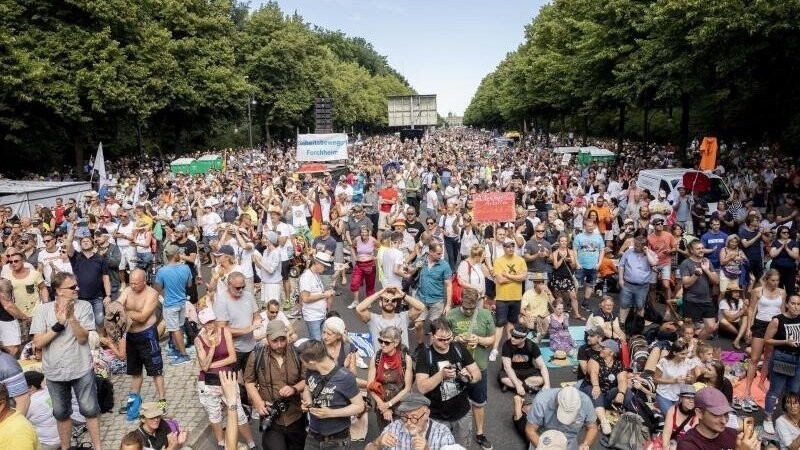 Ohne Abstand und ohne Mundschutz stehen Tausende bei einer Kundgebung gegen die Corona-Beschränkungen in Berlin. Das sollte nach Meinung vieler härter bestraft werden.
