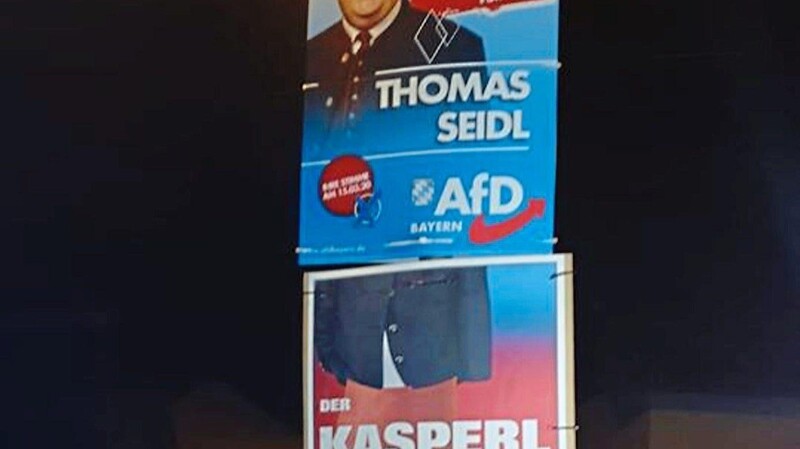 Das Plakat von "Die Partei" wurde im Kommunalwahlkampf unter dem der AfD angebracht, ein AfD-Kreisrat fühlte sich dadurch beleidigt.