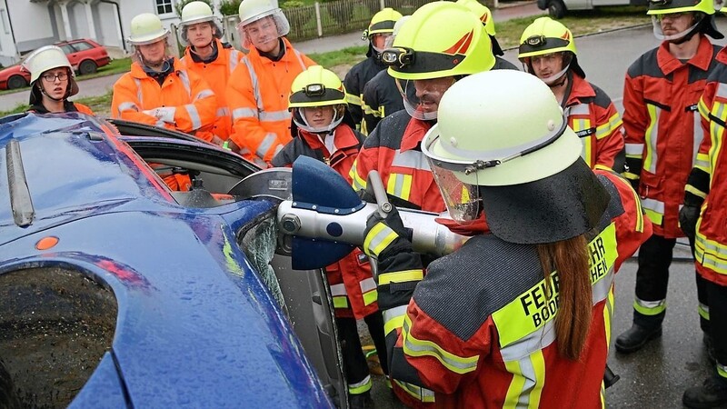 Bei der Feuerwehr wird regelmäßig der Ernstfall geübt. Feuerwehranwärter müssen zum Beispiel lernen, wie man mit der Rettungsschere umgeht.