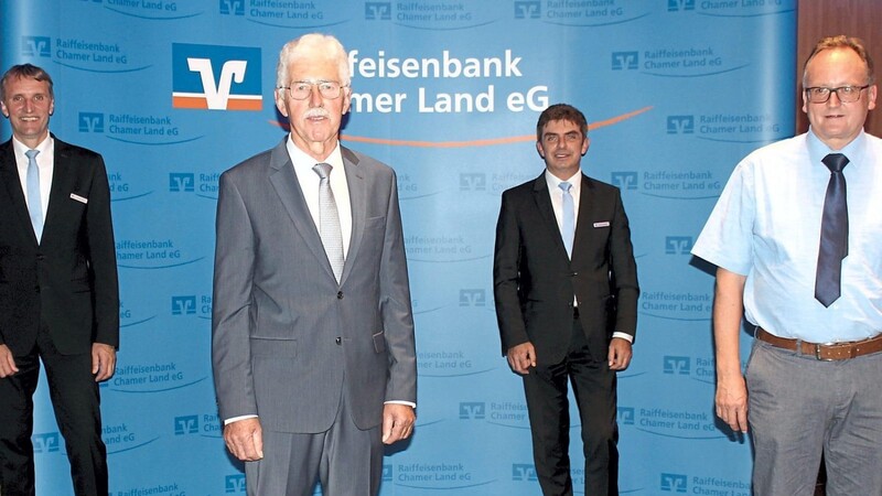 Die Raiffeisenbank-Vorstände Thomas Koch (links) und Reinhard Paulus (Dritter von links) gemeinsam mit dem scheidenden Aufsichtsratsvorsitzenden Franz Wutz (Zweiter von links). Neu im Aufsichtsrat ist Michael Throner.