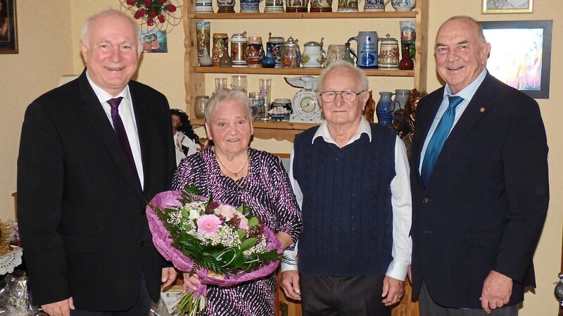 Einen besonderen Ehrentag erlebte das Ehepaar Hankofer. Neben der Familie gratulierten auch Landrat Heinrich Trapp und Michael Rieger.