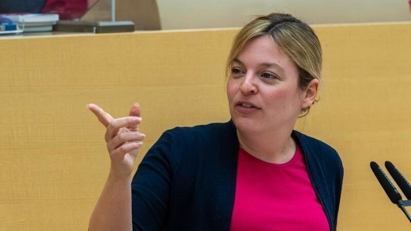 Katharina Schulze, Fraktionsvorsitzende Bündnis 90/Die Grünen im bayerischen Landtag, spricht.