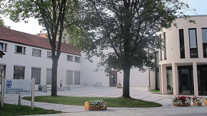 Das Gebäude der Landvolkshochschule Niederalteich - wie der Bildungsauftrag selbst, wurde es stetig erweitert.