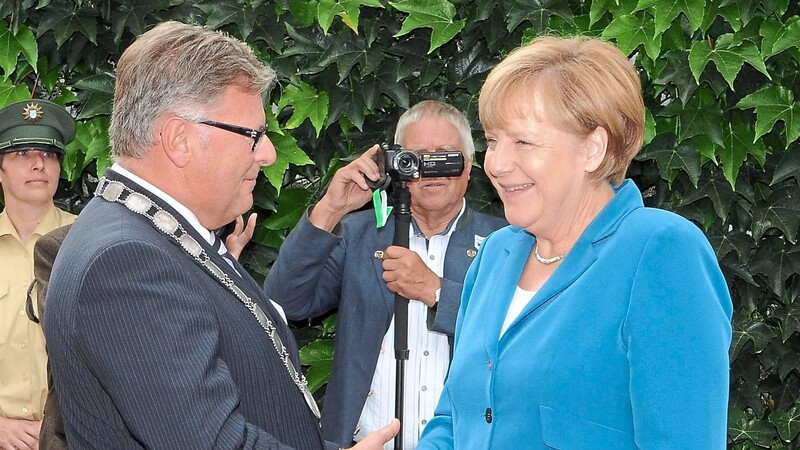 Als einen Höhepunkt seiner Amtszeit bezeichnet Bürgermeister Franz Göbl (l.) den Besuch von Bundeskanzlerin Angela Merkel im Jahr 2015.