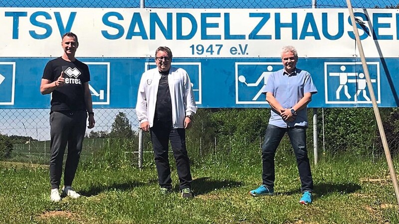 Zur Kooperation bereit - Wolfgang Leuschner (rechts), Ex-Profi Bernhard Winkler (links) und TSV-Chef Timo Fuchs.