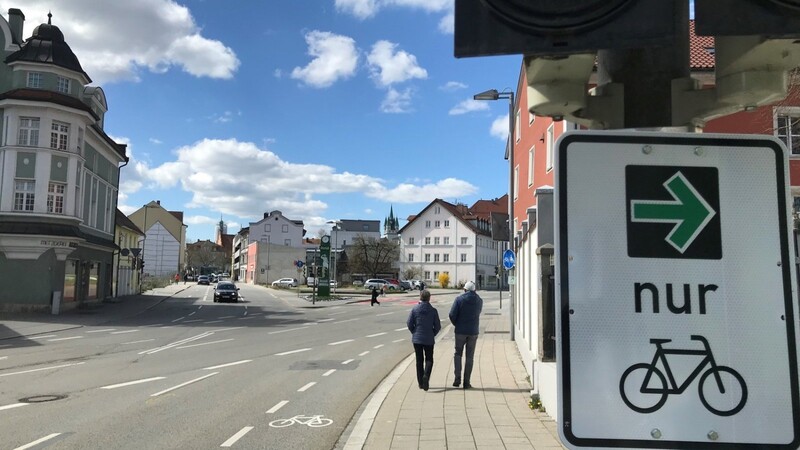 An der Einmündung der Heerstraße in die Innere Passauer Straße steht einer der neuen Grünpfeile für Radfahrer. Zeigt die Ampel für die Autos Rot, muss der Radfahrer auf dem Schutzstreifen kurz stehen bleiben, darf dann aber weiterfahren, wenn die Straße frei ist.