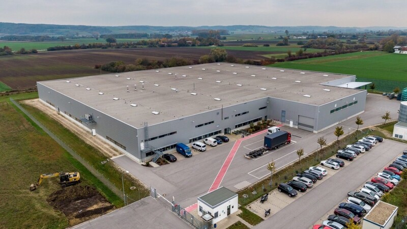 Luftaufnahme der bestehenden Produktionshalle in Niederviehbach; dort werden Achsmodule und Achsträger für die Modelle BMW i8 und BMW i8Roadster produziert