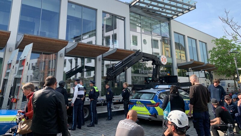 Die Polizei hat das Theresiencenter in Straubing abgeriegelt.