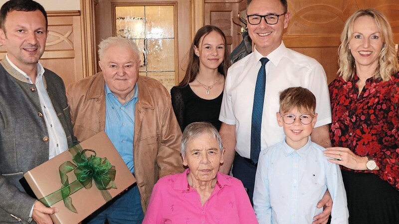 Mit Familie und Bürgermeister Markus Hofmann feierte Annemarie Hausladen ihren 80. Geburtstag.