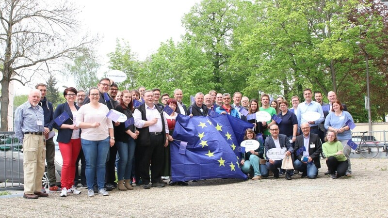 Das Foto zeigt einen Teil der Delegierten des Bezirksjugendrings Oberpfalz mit den Gästen aus der Politik und den Referenten des Studienteils zum Thema Europa.