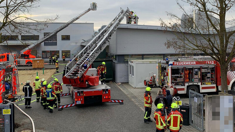 Feuerwehreinsatz am Freitagmorgen auf einem Firmengelände in der Münchnerau bei Landshut.
