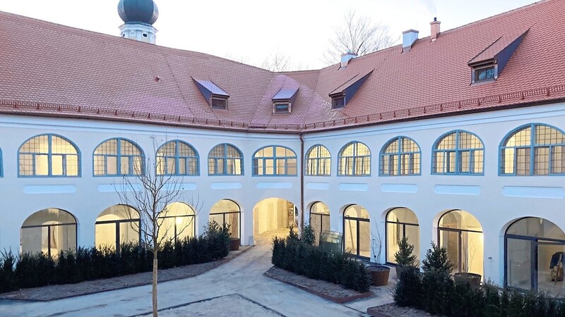 Unter dem bundesweiten Motto "Architektur baut Zukunft" hat ein unabhängiger Beirat der Bayerischen Architektenkammer das Schloss Geltolfing als eines der Besichtigungsprojekte der Architektouren 2022 ausgewählt. Bis Ende vergangenen Jahres wurde es aufwendig umgebaut und saniert.