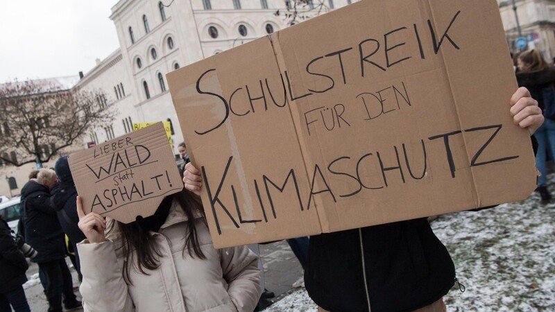 Trotz breiter Unterstützung für eine ehrgeizige Klimaschutzpolitik - hier eine Schülerdemonstration in München - wird der Klimaschutz vorerst wohl nicht in die bayerische Verfassung aufgenommen werden. (Archivfoto)