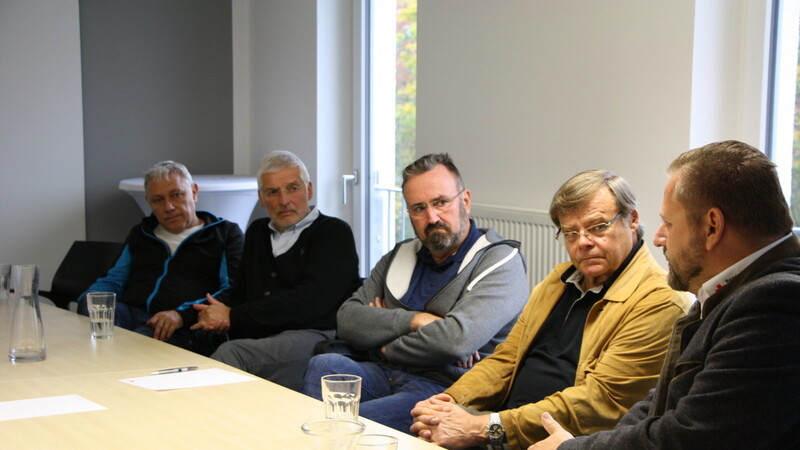 BRK-Kreisgeschäftsführer Jürgen Zosel (rechts) im Gespräch mit Prof. Dr. Robert Obermaier (Mitte) und den Stadträten Peter Ries (2.v.l.) und Dr. Albert Solleder (links), selbst Notarzt.