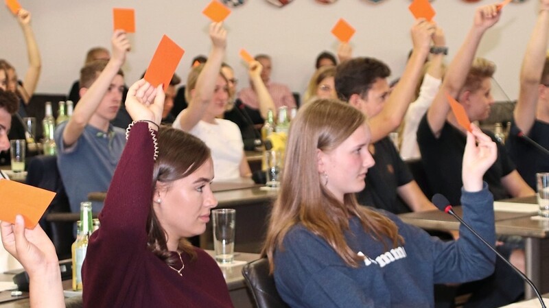 Der Jugendkreistag hat zweimal im Jahr stattgefunden und ist abgehalten worden wie eine Kreistagssitzung. Mit orangefarbenen Zettelchen stimmten die Schüler hier über einen Antrag ab.