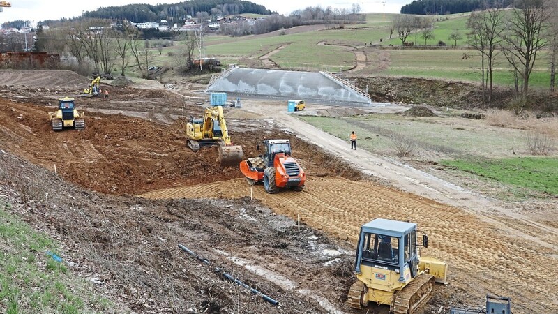 Millionenprojekt Umgehung Lederdorn: Am Bauanfang, auf Höhe der Kläranlage, haben die Erdarbeiten für den Streckenbau begonnen.