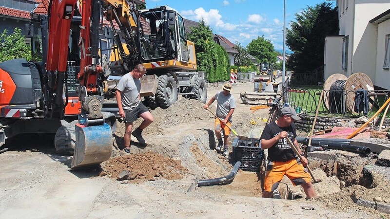 Die Mitarbeiter der Firma Strabag geben bei der Erneuerung der maroden Tulpenstraße richtig Gas, um bis Mitte Juli fertig zu werden.