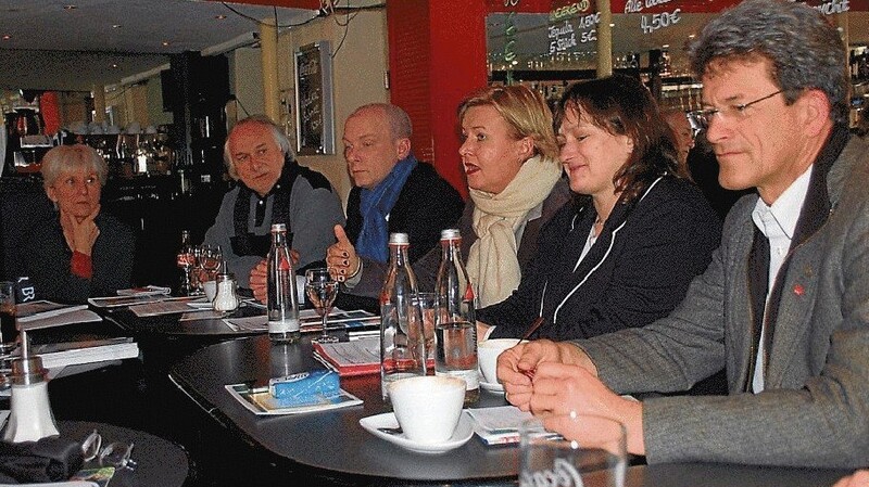Eva Högl (Dritte von rechts), SPD-Obfrau im NSU-Untersuchungsausschuss des Bundestags, traf sich mit Politikern aus der Region und Vertretern des Bündnisses "Keine Bedienung für Nazis" im Café Picasso in Regensburg. (Foto: uft)