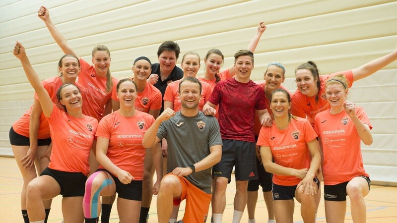 Edgar Walth trainierte mit den Volleyballerinnen von NawaRo Straubing.