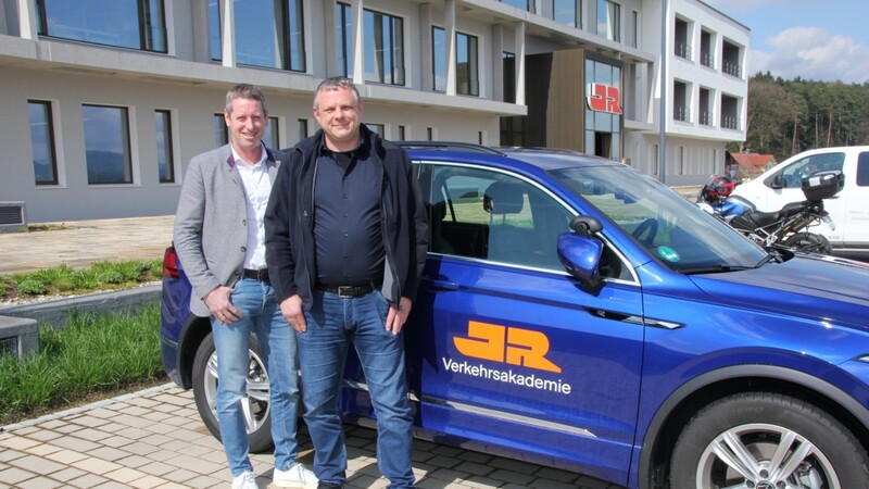 Die Geschäftsführer der JR Verkehrsakademie Rüdiger Altmann (links) und Christian Hitzler vor dem neuen Fahrschulauto - seit ein paar Tagen ist es schon auf den Chamer Straßen unterwegs.